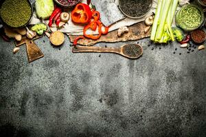 biologique aliments. sauvage riz avec légumineuses et Frais des légumes. photo