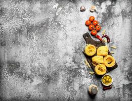 Pâtes Contexte. Pâtes avec tomates ,Olives et épices. photo