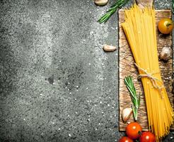 Pâtes Contexte. spaghetti avec Ail et tomates. photo