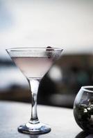 cocktail exotique de vodka martini infusé de litchi et de jasmin au bar asiatique au coucher du soleil