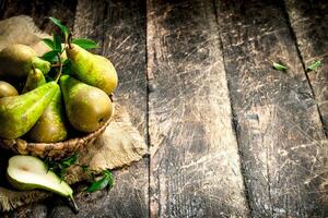 Frais poires dans une panier. photo