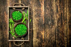 Frais vert pois dans une bol. photo