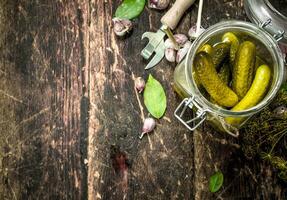 mariné concombres avec herbes et épices. photo