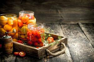 mariné tomates avec épices dans un vieux plateau. photo