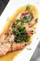 crevettes asiatiques sautées dans une sauce piquante à l'ail et au curcuma au restaurant singapour photo