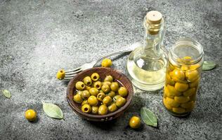 mariné Olives avec olive huile. photo