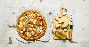 fromage Pizza avec tomates, Olives et Frais fromage. o photo