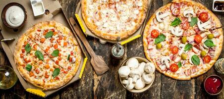 variété de pizzas avec champignons et sauce. photo