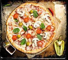 Frais Pizza avec champignons, Bacon et tomates. photo