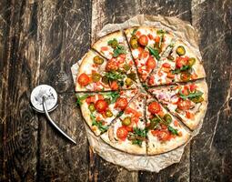 Frais Pizza avec tomates et légumes verts. photo