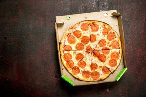 pepperoni Pizza avec saucisse et fromage. photo