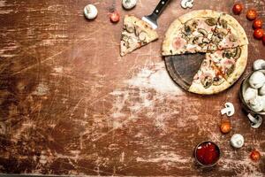 champignon Pizza avec jambon. photo