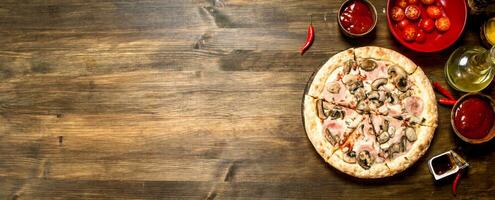 Pizza avec champignons et jambon. photo