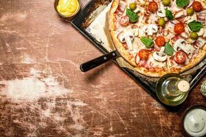 Frais Pizza avec Viande et tomates. photo