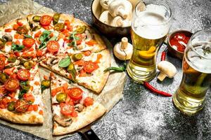 mexicain Pizza avec du froid bière. photo