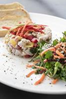 Le bar mariné cru salade de ceviche de poisson cuisine fusion gastronomique moderne entrée dans le restaurant Melbourne Australie