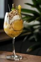 Coupe glacée tropicale à la mangue et aux fruits de la passion biologique dans un verre à vin