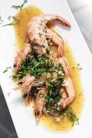 crevettes asiatiques sautées dans une sauce piquante à l'ail et au curcuma au restaurant singapour photo