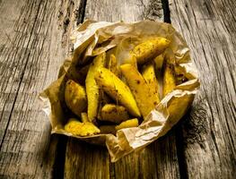 frites avec épices et sel sur en bois Contexte photo