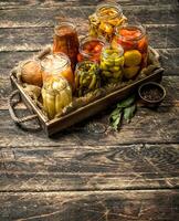 conserves nourriture avec des légumes et champignons sur un vieux plateau. photo