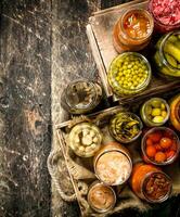 conserves nourriture avec des légumes et champignons sur un vieux plateau. photo