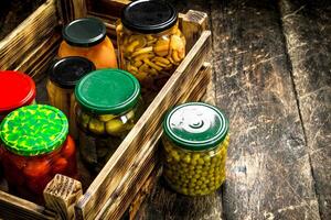 conserves champignons et des légumes dans une boîte. photo