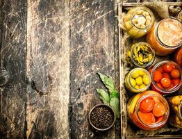 conserves nourriture avec des légumes et champignons sur un vieux plateau. photo