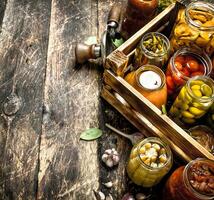 conservé des légumes dans verre pots avec couturière. photo