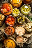 différent conservé des légumes de des légumes et champignons dans verre bocaux. photo