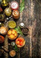 conservé des légumes dans verre pots avec couturière. photo