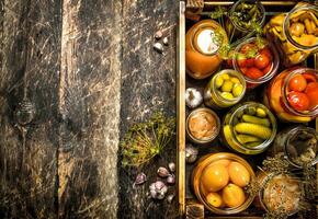 conserves champignons et des légumes dans une boîte. photo