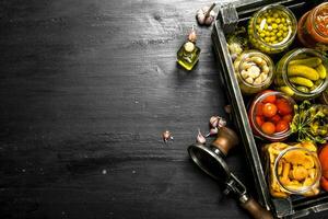 conservé des légumes et champignons dans une boîte avec couturière. photo