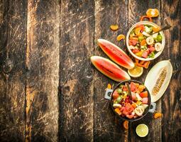 été nourriture . salade de tropical des fruits. photo