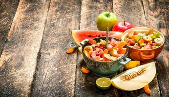 été nourriture . salade de tropical des fruits. photo