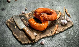 Cracovie saucisse avec épices et Ail sur le planche. photo