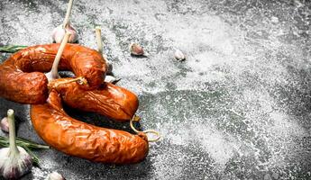 fumé salami avec Ail et épices. photo