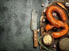 Cracovie saucisse avec épices et Ail sur le planche. photo