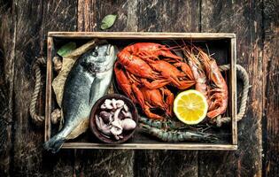 Fruit de mer dans un vieux plateau. photo