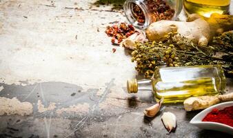 une ensemble de séché épices et herbes avec olive huile. photo