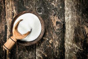 sucre avec une scoop dans une bol. photo