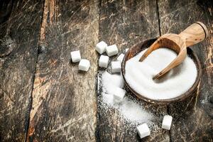 sucre avec une scoop dans une bol. photo