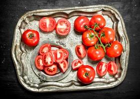 licencié tomates sur une acier plateau. photo