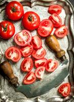 licencié tomates sur une acier plateau. photo