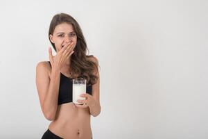 belle jeune femme avec du lait en verre. photo