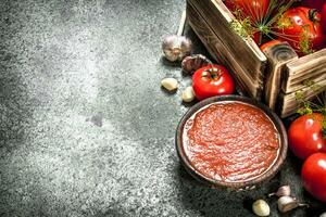 tomate sauce avec épices et Ail dans une bol. photo