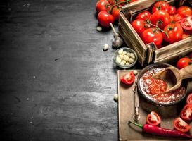 tomate sauce avec épices, chaud poivre et Ail. photo