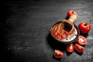 tomate sauce dans une bol. photo