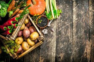 biologique aliments. récolte de Frais des légumes dans vieux des boites. photo