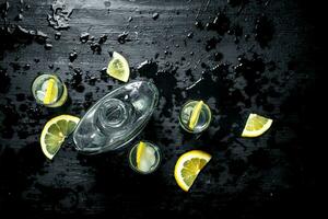 Vodka dans des lunettes avec citron et glace. photo