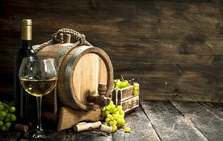 du vin Contexte. une baril de blanc du vin avec branches de vert les raisins. photo